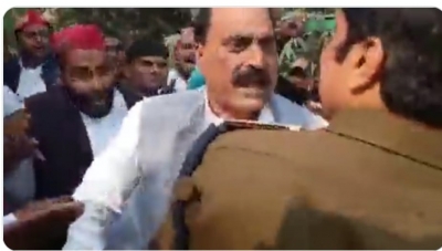  Sp Mla Prabhu Singh Yadav ‘headbutts’ Cop During Protests In Up-TeluguStop.com