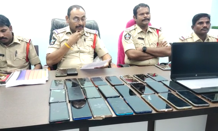  Tadepalli Police Arrest Cell Phone Thief Details, Tadepalli Police ,arrest, Cell-TeluguStop.com