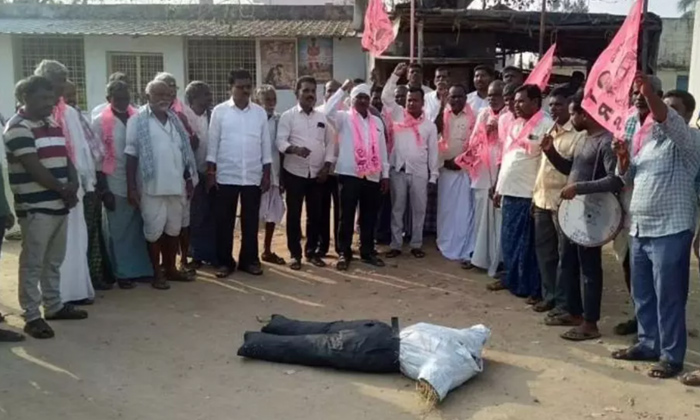  Trs Leaders Protest Against Pm Modi About Paddy Crop, Cm Kcr, Telangana, Trs Lea-TeluguStop.com