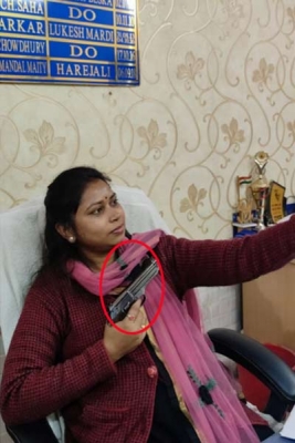  Trinamool Congress Leader Captured On Camera Holding A Gun In Her Hand-TeluguStop.com