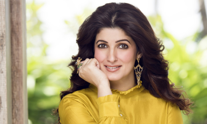  Twinkle Khanna Used To Be Coolie For Mom Dimple Kapadia At Airports Details,  Bo-TeluguStop.com