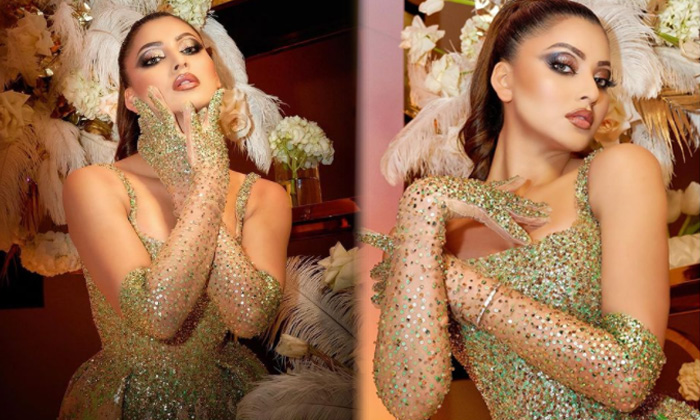 Actress Urvashi Rautela Looks Flawless In This Pictures-telugu Actress Photos Actress Urvashi Rautela Looks Flawless In  High Resolution Photo