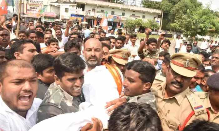  Bandi Sanjay Deeksha Breaks: Arrest, Tension In Karimnagar!-TeluguStop.com