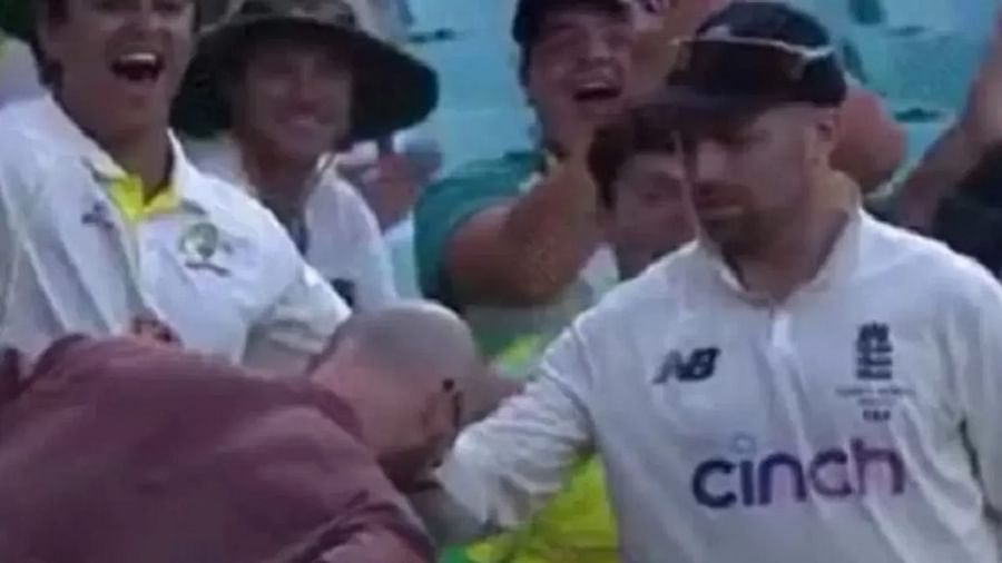  England Spinner Jack Leach Signs Autograph On Fan Bald Head Funny Video Goes Vir-TeluguStop.com