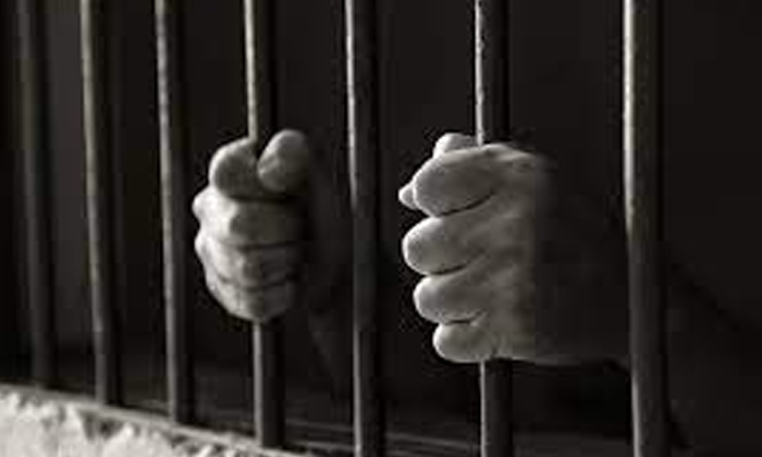 Indo American Woman Sentenced To 5 Years In Jail-అమెరికాలో బయటపడ్డ భారీ స్కామ్..ఇండో అమెరికన్ మహిళకు 5 ఏళ్ళ జైలు శిక్ష…-Latest News - Telugu-Telugu Tollywood Photo Image-TeluguStop.com