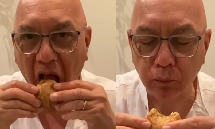  Italian Man Who Ate First Time Indian Samosa If You Look At The Reaction Details-TeluguStop.com
