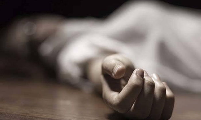  A Family Who Came To Visit Bejawada Kanakadurgamma Committed Suicide, Kanakadurg-TeluguStop.com
