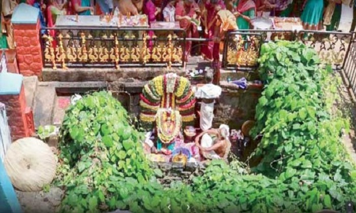  Saraswathi Devi Idol In Koneru Not Ine Temple At Kerala , Devotional, Goddes In-TeluguStop.com