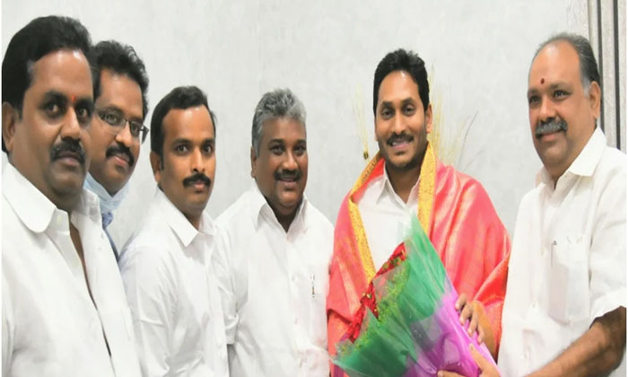  Ap Government Employees Happy Over Jagans Decision Jagan, Ap Cm, Ysrcp, Tdp, Cha-TeluguStop.com