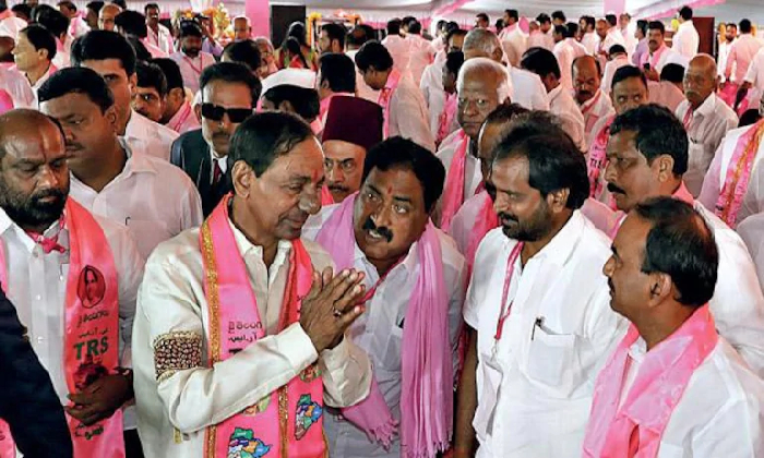  Telangana: Kcr Facing Problems With Trs Mlas?-TeluguStop.com