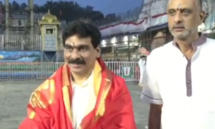  Mla Dwarampudi Chandrasekhar And Lagadapati Rajagopal Visited Thirumala Sri Venk-TeluguStop.com