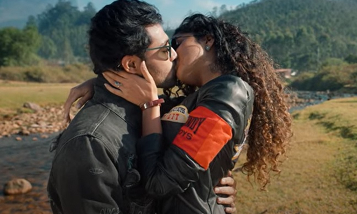  Actress Anupama Parameshwaran Lip Lock In Rowdy Boys Trailer Goes Viral Details,-TeluguStop.com