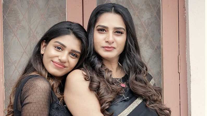  Actress Surekha Vani And His Daughter Supritha Repeat Pushpa Cinema Seen, Actres-TeluguStop.com