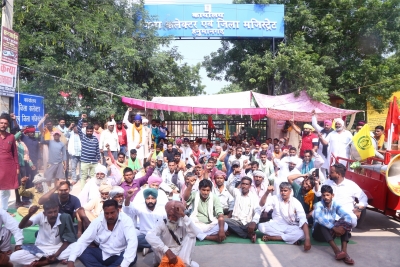  Angry Farmers In Raj Take Govt Officials Hostage For Few Hours, Demand Procureme-TeluguStop.com