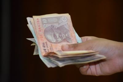  Battle For Up: Minister’s Son Seen Distributing Cash #battle #ministers-TeluguStop.com