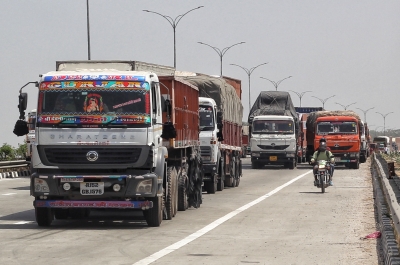  Bsf Seize 82 Fake Licences From Truck Drivers Near Indo-b’desh Border #sei-TeluguStop.com