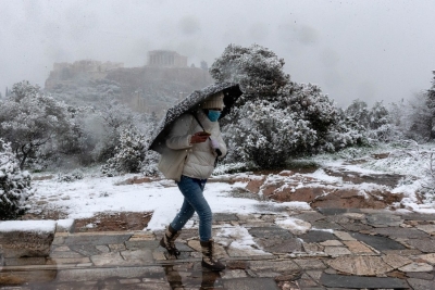  Cold Wave Grips Greece, Snowfall Disrupts Traffic #wave #grips-TeluguStop.com