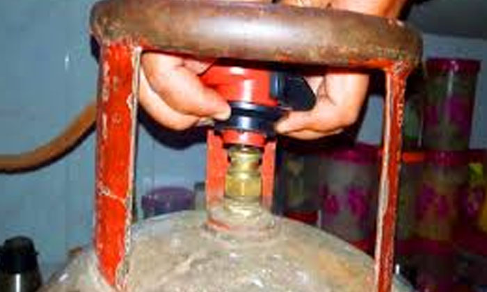  Why There Is So Much Stench When Cooking Gas Leaks Pipe Regulator People,  Cooki-TeluguStop.com