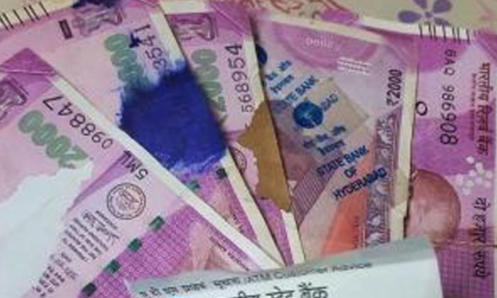  Bank Charges For Imperfect Notes-చిరిగిన‌, పాత నోట్ల‌ను తీసుకునేట‌ప్పుడు బ్యాంకులు ఎంత ఛార్జ్ చేస్తాయో తెలుసా-General-Telugu-Telugu Tollywood Photo Image-TeluguStop.com