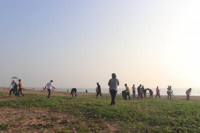  Eco Warriors Of Uoh, Pu Join Hands For Puducherry Beach Clean-up Drive-TeluguStop.com