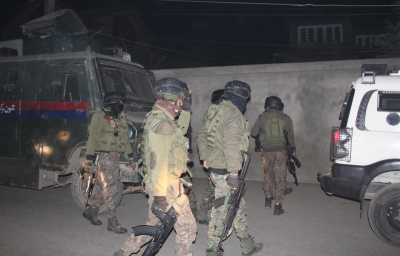  Four Injured In Srinagar Grenade Attack, Militant Held (2nd Lead) #srinagar #gre-TeluguStop.com