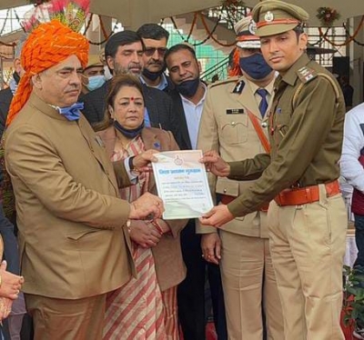  Gurugram: 9 Cops, 3 Others Honoured On R-day #gurugram #cops-TeluguStop.com