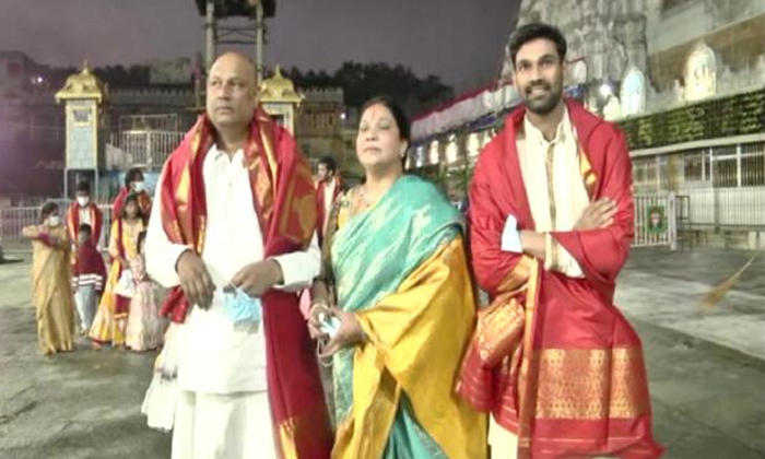  Hero Bellamkonda Sai Srinivas Visits Tirumala Tirupati With Family Details, Bel-TeluguStop.com