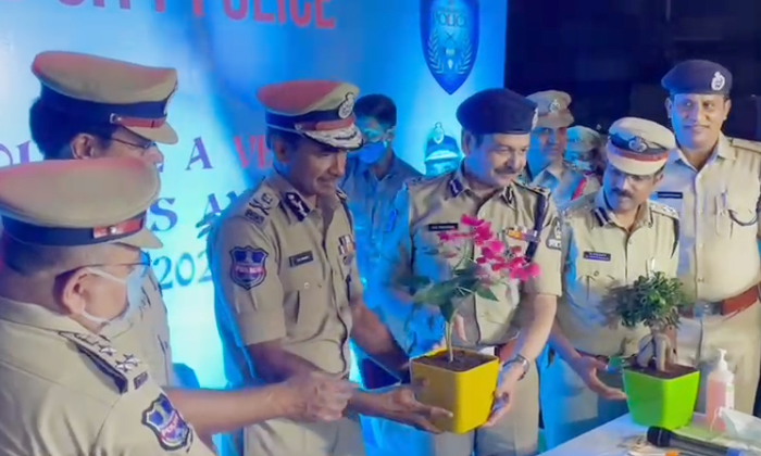  Hyderabad Police Commissioner Cv Anand New Year Celebrations Details, Hyderabad-TeluguStop.com
