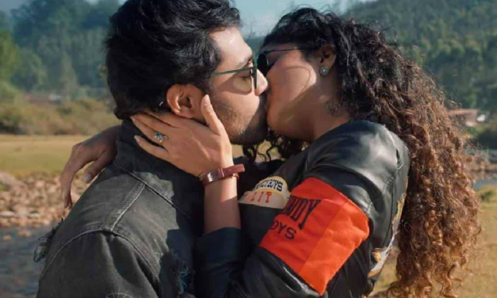  Anupama Responds To Lip Lock Memes After Movie Watch You Will Change Your Mind,-TeluguStop.com