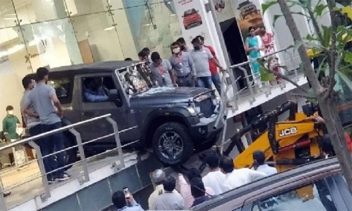  Man Hits Mahindra Showroom Glass And Railing With New Car In Bangalore Details,-TeluguStop.com