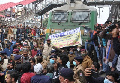  Massive Protest In Patna, Arrah Against Rrb Exam Move, Rail Tracks Blocked #mass-TeluguStop.com