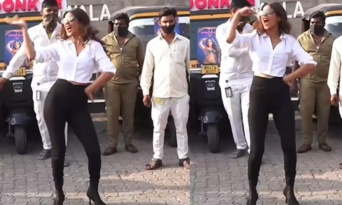  Bollywood Actress Nia Sharma Dances With Rickshaw Drivers On Her Song Phoonk Le-TeluguStop.com