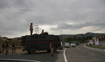  One Person Killed By Rolling Boulder On Jammu-srinagar Highway-TeluguStop.com