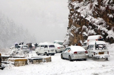  Over 40 Killed, Many Displaced As Heavy Rains, Snowfall Hit Pakistan #displaced-TeluguStop.com