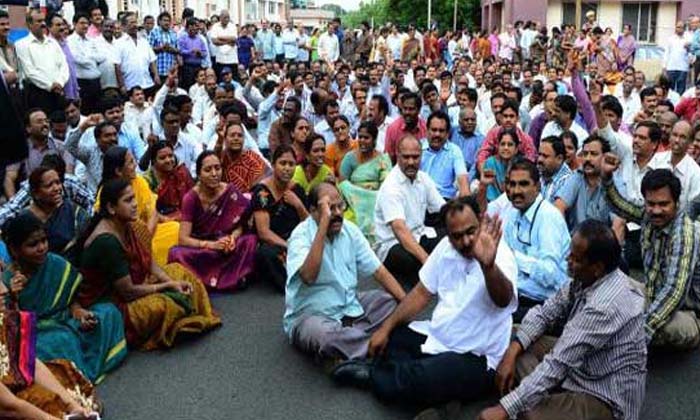  Peoples Angry On Ap Government Employees Moment ,ap Government Employees, Jagan,-TeluguStop.com