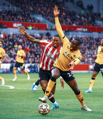  Premier League: Brentford Lose To Wolves Match Stopped By Hovering Drone #premie-TeluguStop.com