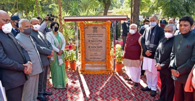  Raj Guv Lays Foundation For Constitution Park At Raj Bhavan #lays #park-TeluguStop.com