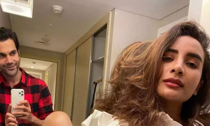  Raj Kumar Rao Deletes Mirror Selfie With Wife Details,  Raj Kumar, Instagram Pos-TeluguStop.com