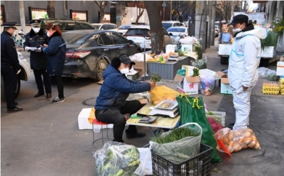  Residents Of Chinese City Under Lockdown Barter Dishwashing Liquid For Apples-TeluguStop.com