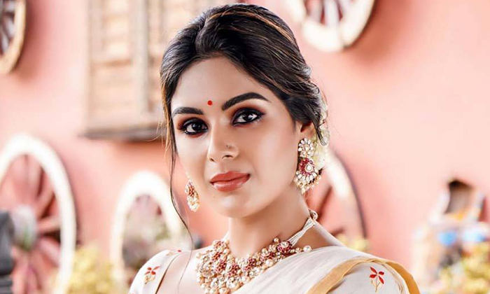  Samyuktha Menan As Maheshs Sister In Law In Trivikram Directorial Movie, Samyukt-TeluguStop.com