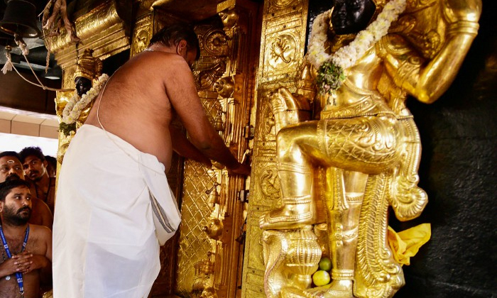  Should We Offer Dakshina To Priests In Temples Details, Dakshina, Poojari, Templ-TeluguStop.com