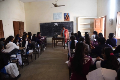  Up Govt Bans Hike In School Fees This Year #bans #school-TeluguStop.com