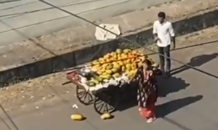  Female Attack On Vegetable Seller   What Happened  Vegetable Seller, Viral Video-TeluguStop.com