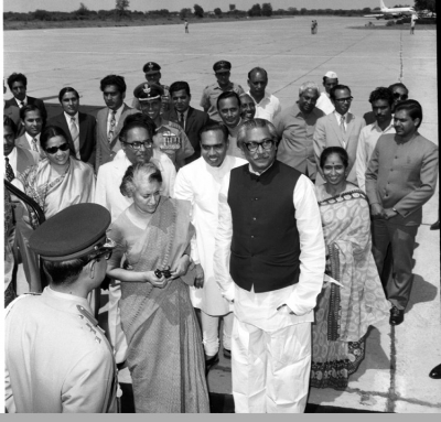  When Indira Gandhi And Her Cabinet Received Sheikh Mujib At Palam #indira #gandh-TeluguStop.com