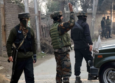  4 Terrorist Associates Arrested In Srinagar-TeluguStop.com