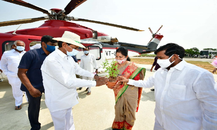  Cm Kcr Reaches Yadadri In A Special Helicopter!-TeluguStop.com