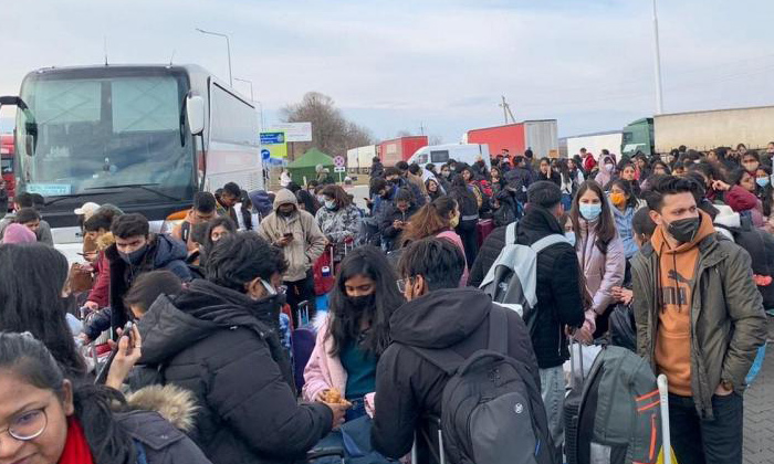  Indian Students Reach Poland Border To Flee Ukraine, Pushed Back By Security, I-TeluguStop.com