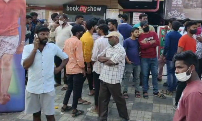  Pawan Kalyan Fan Frenzy At Movie Theaters In Vijayawada , Pawan Kalyan, Vijayaw-TeluguStop.com