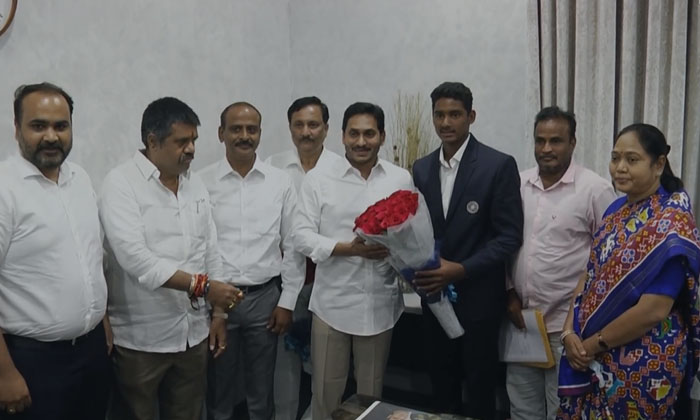  Indian Cricket Under-19 Team Vice-captain Sheikh Rashid Meets Chief Minister Ys-TeluguStop.com