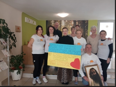  Art Of Living Volunteers Reach Out To Stranded Indian Students In Ukraine-TeluguStop.com